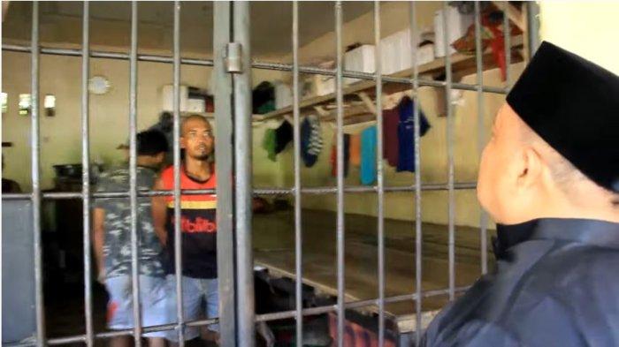 15 33 52 terbit yang memperlihatkan kerangkeng manusia