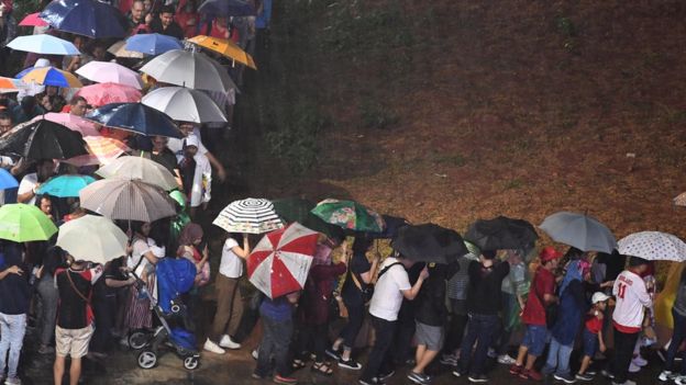 ANTARA/DHONI SETIAWAN Hujan tak menyurutkan semangat para penonton upacara penutupan Asian Games 2018 di Gelora Bung Karno, Senayan, Jakarta.