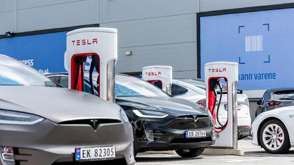 pengisian baterai mobil listrik tesla 1 169