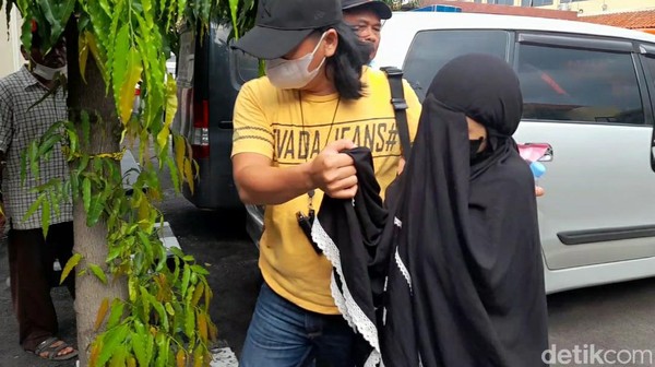 seorang ibu di brebes kunti utami 35 ditangkap setelah tega menganiaya tiga anaknya minggu 2032022 169