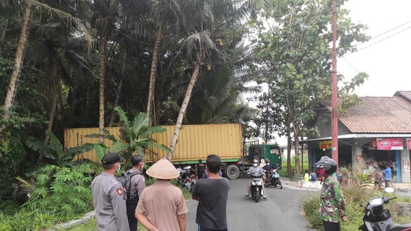 truk kontainer terjebak di jalan kampung 1 169