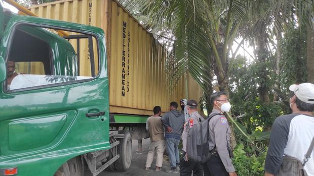 truk kontainer terjebak di jalan kampung 169